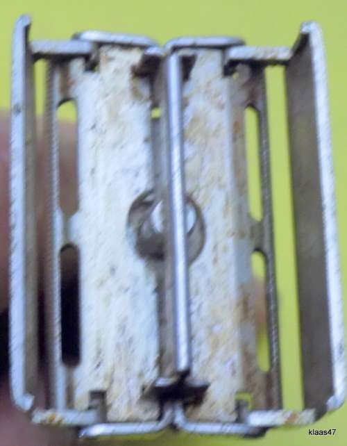 VINTAGE GILETTE : NO 430030 RAZOR : MADE IN ENGLAND (NEEDS SOME CLEANING) NO BLADES INCLUDED