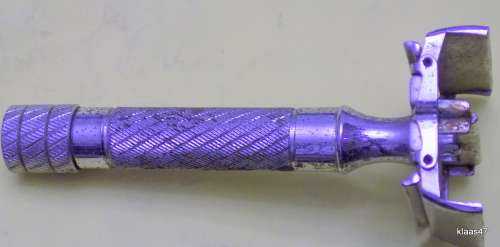 VINTAGE GILETTE : NO 430030 RAZOR : MADE IN ENGLAND (NEEDS SOME CLEANING) NO BLADES INCLUDED