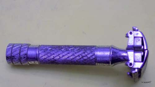 VINTAGE GILETTE : NO 430030 RAZOR : MADE IN ENGLAND (NEEDS SOME CLEANING) NO BLADES INCLUDED