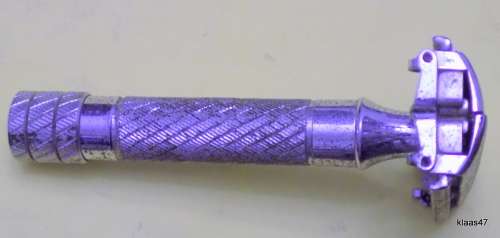 VINTAGE GILETTE : NO 430030 RAZOR : MADE IN ENGLAND (NEEDS SOME CLEANING) NO BLADES INCLUDED