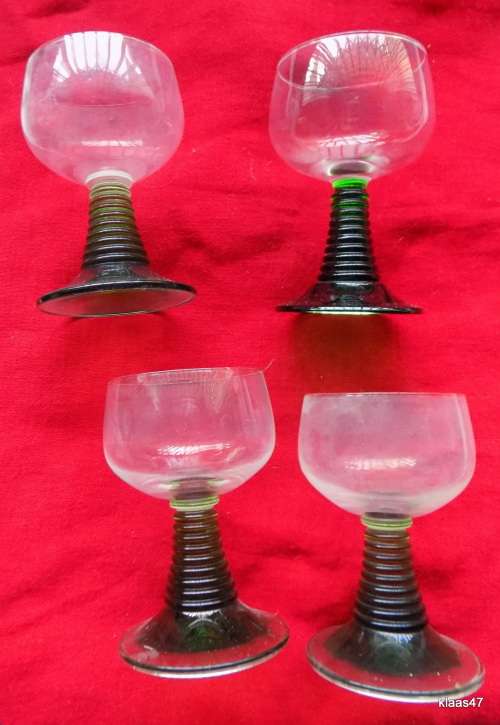 VINTAGE - 4 x GREEN STEM WINE GLASSES - 11cm High - 6.5cm Top Diameter - Made in France