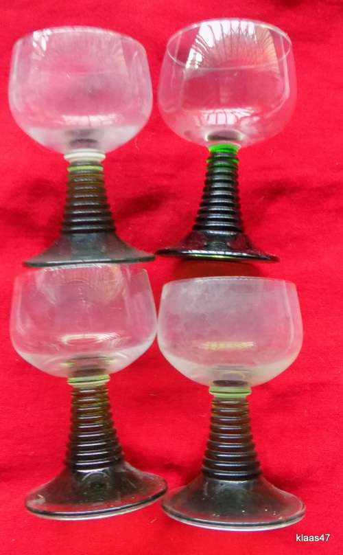 VINTAGE - 4 x GREEN STEM WINE GLASSES - 11cm High - 6.5cm Top Diameter - Made in France