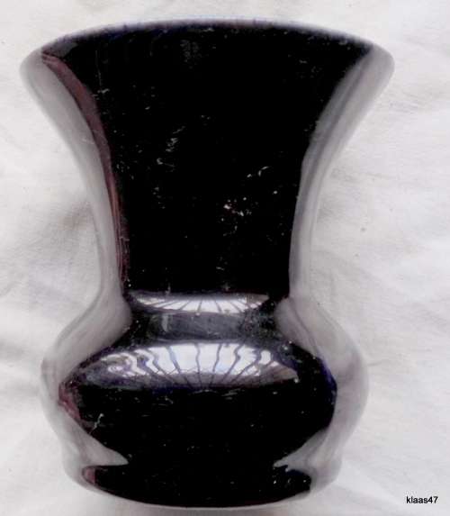Small Black Lucia Ware vase - No 1529 -  9cm High - 8cm Top Diameter