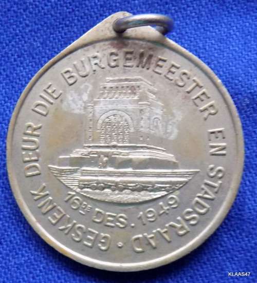 Voortrekker Monument 16TH DEC 1949 MEDALLION PRESENTED BY THE MAYOR OF JOHANNESBURG
