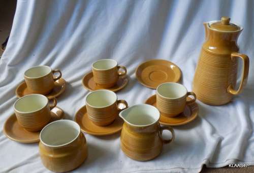 RHODESIA - WILLISGROVE POTTERY - COFFEE SET - POT, MILK JUG, SUGAR BOWL, 5 DUOS