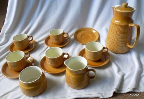 RHODESIA - WILLISGROVE POTTERY - COFFEE SET - POT, MILK JUG, SUGAR BOWL, 5 DUOS