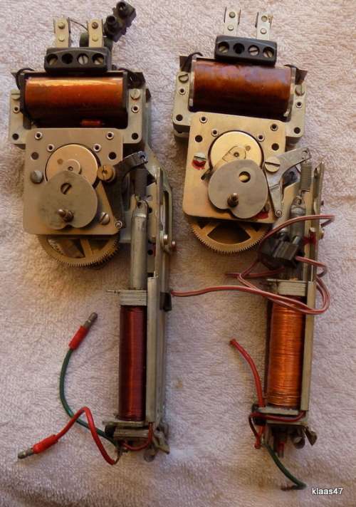 2 Vintage Electric Mechanical Slave Clock Movements - Model SF 80 - 12V
