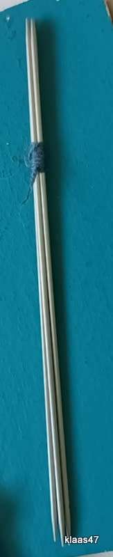 Set of 4 Knitting Needles (Gauge measures 3)