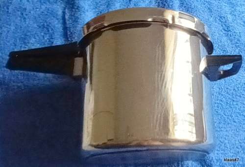 Stainless Steel Pressure Cooker (With all seperators) In very good condition