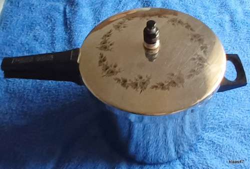 Stainless Steel Pressure Cooker (With all seperators) In very good condition