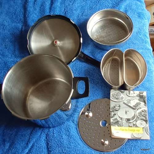 Stainless Steel Pressure Cooker (With all seperators) In very good condition