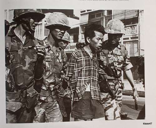 Moments - The Pulitzer Prize-Winning Photographs - Text by Hal Buell - Hardcover 2000