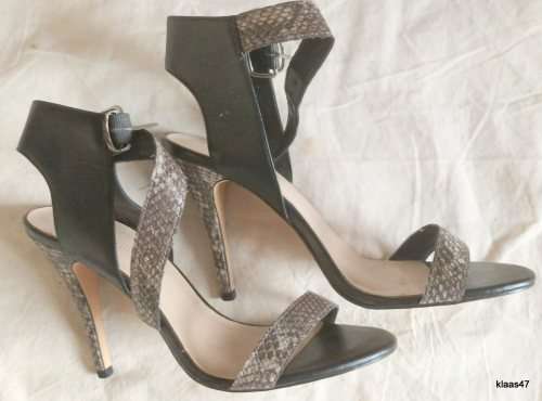 Woolworths Size 7 Ladies High Heel shoes with Leather Uppers (Worn Once)