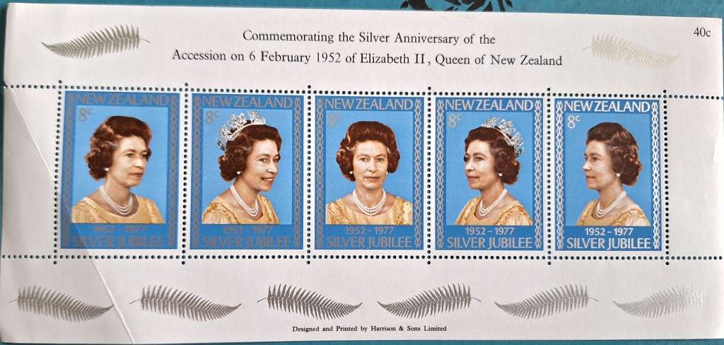 New Zealand 1977 Silver Anniversary Elizabeth II 1 Unused Hinged Miniature Sheet