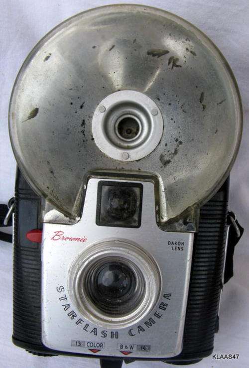 KODAK : BROWNIE : STARFLASH CAMERA : DAKON LENS : **GOOD FOR DISPLAY OR PROP**