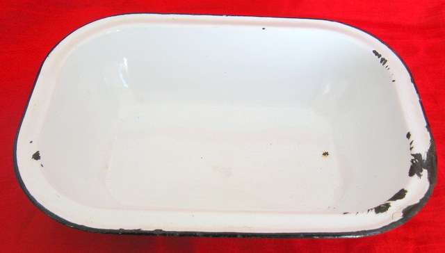VINTAGE WHITE  ENAMEL DISH : 24.6x17.8x5.5 cm