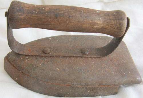 TOY METAL IRON : WOODEN HANDLE : **NOTE RUST** : 13x6,5cm