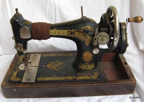 VINTAGE SINGER SEWING MACHINE : TABLE MODEL : HAND OPERATED : **NEEDS ATTENTION**