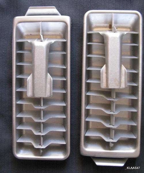 PAIR OF VINTAGE ALUMINIUM ICE TRAYS : 12x29cm