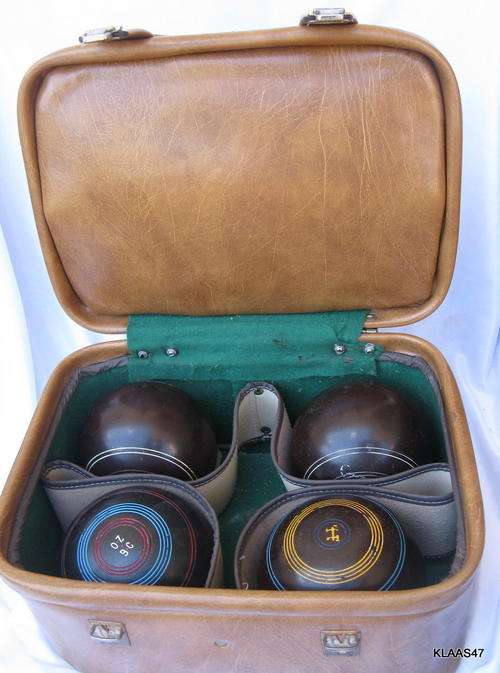 HEMSELITE : BOWLS : 2 x 4 5/6;   2 x 4 7/8: IN BAG