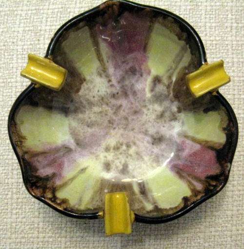 ASHTRAY : 15.5cm DIAMETER : NO. 218 : CANT READ MAKERS MARK