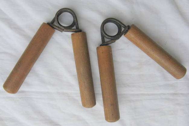 HAND GRIPS : VINTAGE : WOODEN HANDLE : PAIR