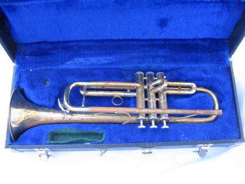 TRUMPET : SELNA : 152 : NO MOUTH PIECE : NEEDS REPAIRS : IN MOULDED AND LINED CASE (NO HANDLE)