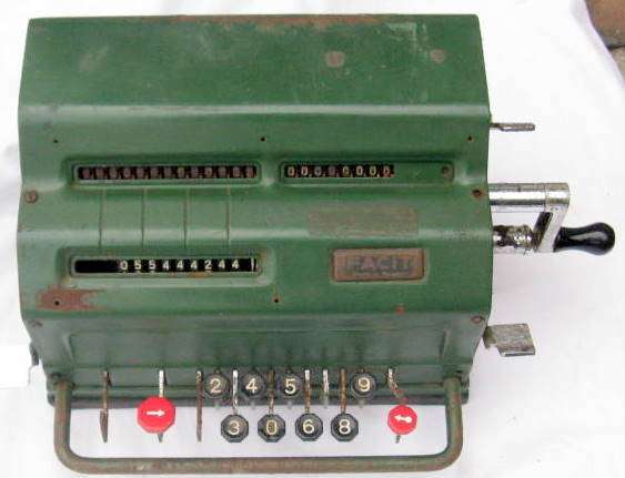 FACIT : ADDING MACHINE : MADE IN SWEDEN : VINTAGE - NOT WORKING - NOTE THE 1 & 7 KEY MISSING