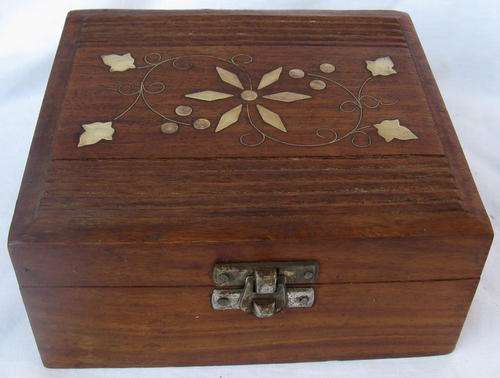 WOODEN TRINKET BOX WITH BRASS INLAY : 14.5 x 13 x 6.5 cm