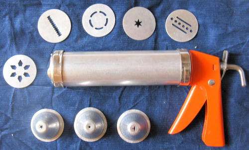 IDEAL : BISCUIT AND ICING GUN : WITH 5 BISCUIT SHAPES AND 3 ICING NOZZLES