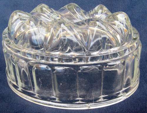 GLASS JELLY MOULD : OVAL : 16.5cm LONG - 10cm WIDE : **RIM CHIP**ROUGH EDGE**
