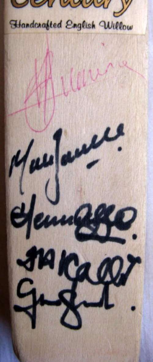 CRICKET BAT : 38cm LONG : 5 SIGNATURES : J. KALLIS & GRAEME SMITH & 3 OTHERS