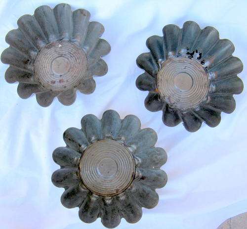 THREE FLUTED BAKING TINS : 21cm DIAMETER - 8cm DEEP : **NOTE RUST**