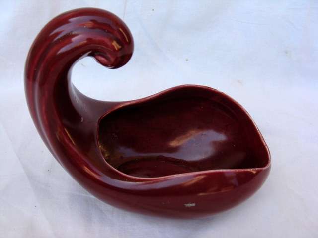 LUCIA WARE : 2401 : MAROON BOWL : 14cm LONG - 9cm WIDE - 12cm HIGH : **NO CHIPS OR CRACKS**