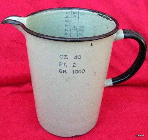 MEASURING JUG : GREEN : ENAMEL - OZ. 40 - PT. 2 - GR. 1000 : 15.5cm HIGH : DIAM - 11cm : *NOTE CHIPS