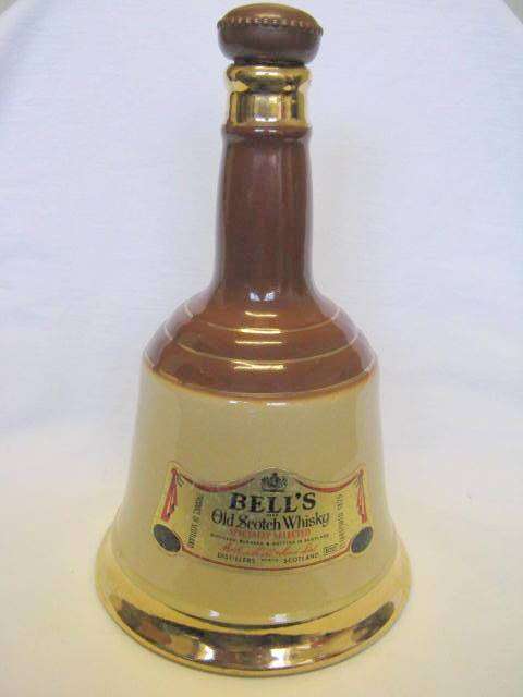 WADE : BELL'S SCOTCH WHISKY : PERTH SCOTLAND : 25.5cm HIGH :  EMPTY BOTTLE