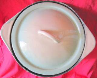 COOKWELL NO 6 : CAST IRON POT WITH ENAMEL OUTER : DIAMETER 25cm : 3L : **PLEASE NOTE CHIPS ON EDGE**