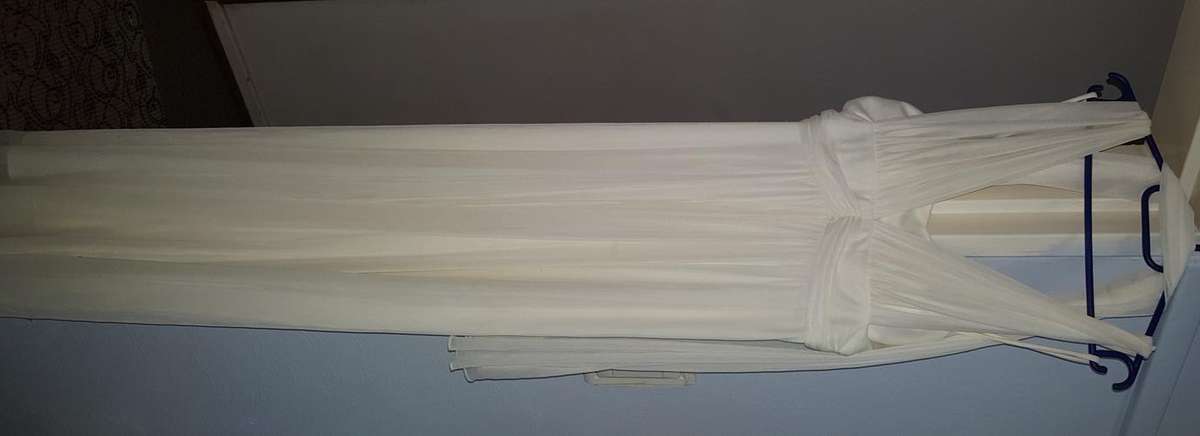 White chiffon bridesmaid dress - Very good condition (size 8/10)