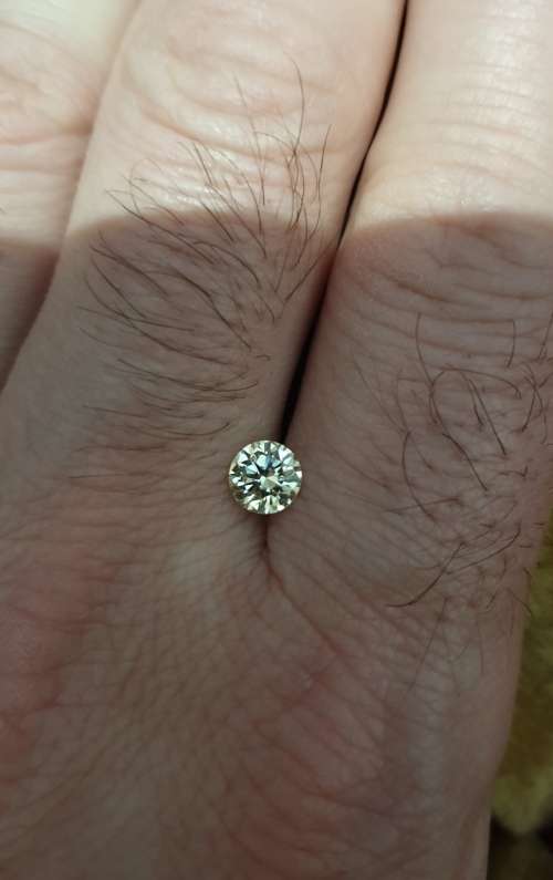 A Superb  0.70ct IGL Certified Natural Round Brilliant Cut Diamond VVS1 / J - Stunning Colour !