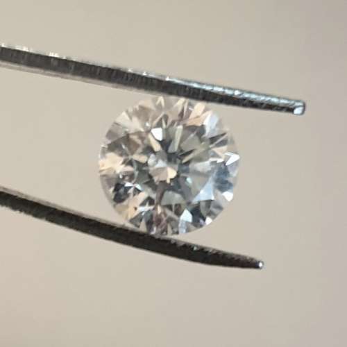 A Superb 0.70ct IGL Certified Natural Round Brilliant Cut Diamond VS2 / H - Stunning Brilliance !