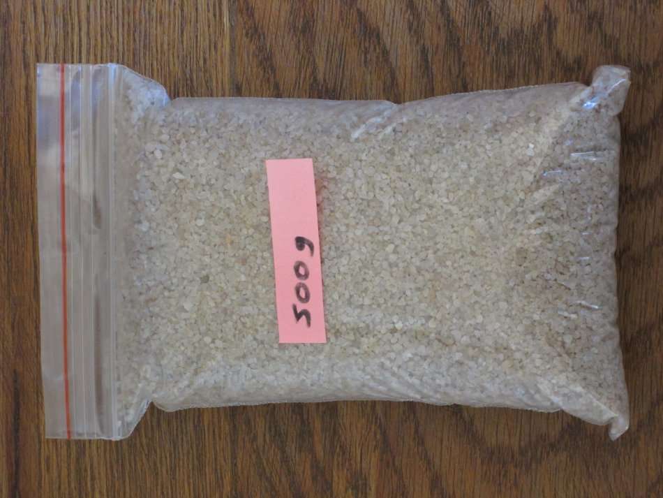 Silica Sand. Decorative top dressing for plants or mixing for cacti and succulents for aeration 500g