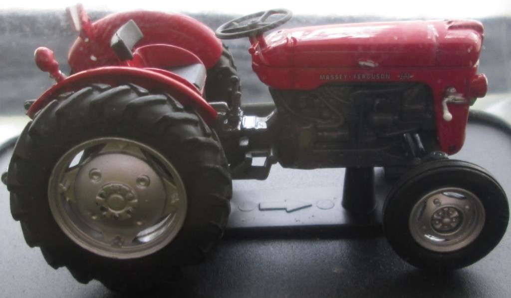 Hachette Partworks-Scale Model-Tractor-Massey Ferguson 825-1963