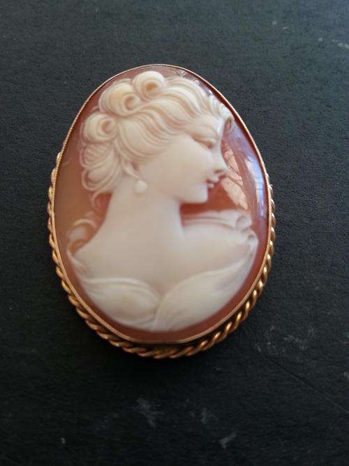 Cameo brooch in 9ct gold setting