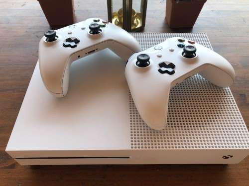 XBOX ONE S - w/ 2 Controllers - 500GB