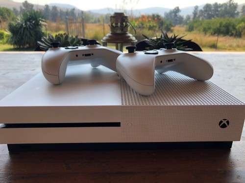 XBOX ONE S - w/ 2 Controllers - 500GB