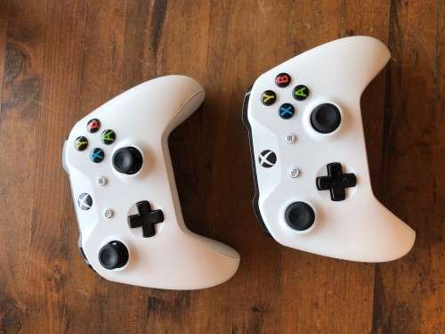 XBOX ONE S - w/ 2 Controllers - 500GB