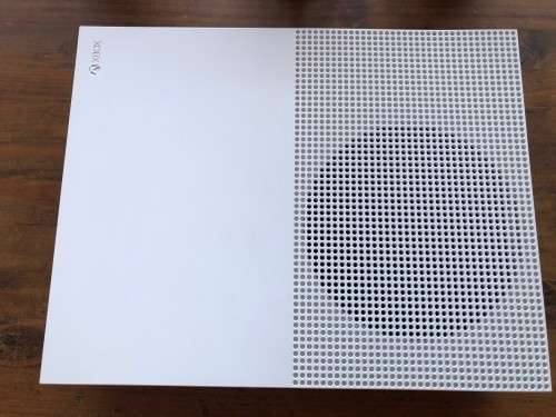 XBOX ONE S - w/ 2 Controllers - 500GB