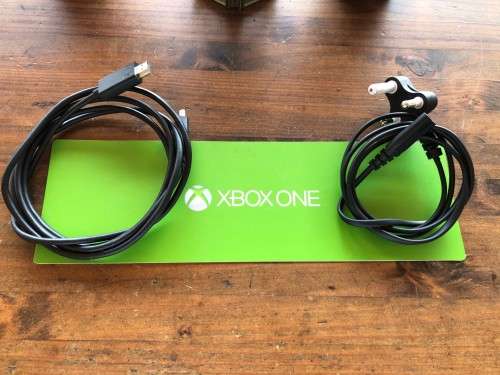 XBOX ONE S - w/ 2 Controllers - 500GB