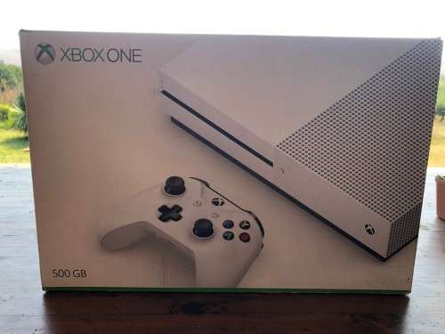 XBOX ONE S - w/ 2 Controllers - 500GB