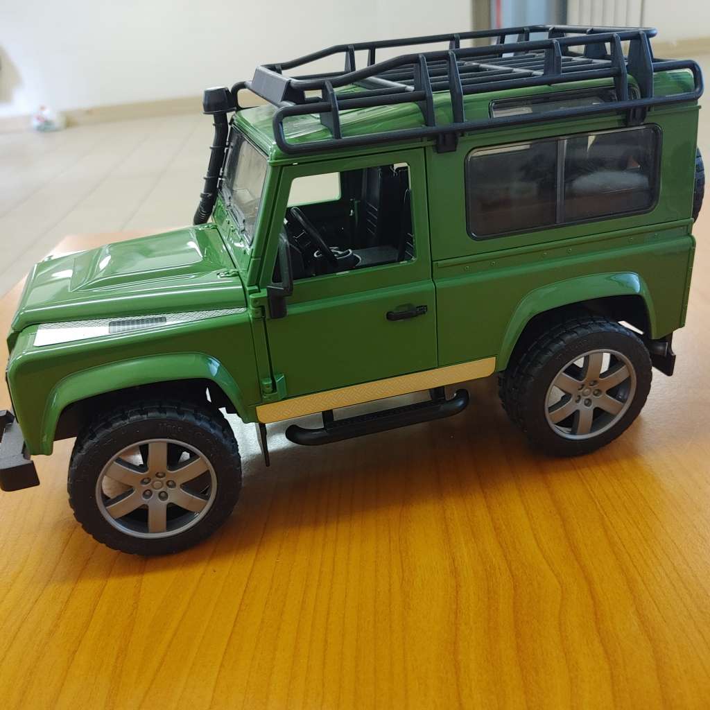 Bruder Land Rover Defender 90 1:16